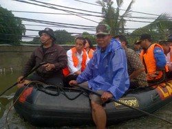  Jokowi Rapat Penanganan Banjir di Perahu Karet