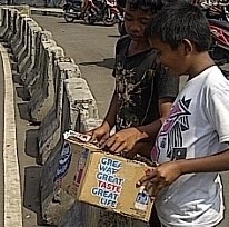 Bolos Sekolah, Taufik dan Ahmad Ngecrek Bantuan Banjir