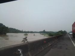 Kali Citarum di Cikarang Meluap, Supriyatna Tak Bisa Pulang Tengok Anak