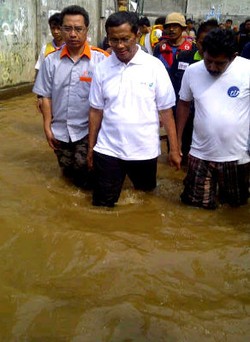 Dahlan Iskan Nyemplung di Banjir Cililitan