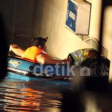 Di Basement UOB, Mungkin Ada Beberapa Orang Terjebak di dalam Mobil 