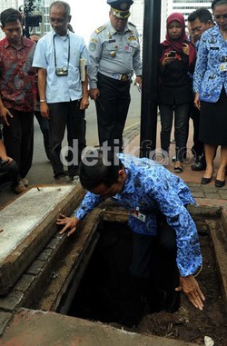 Baru 3 Jam di Rumah Dinas, Jokowi Pantau Tanggul Latuharhary dan Plaza UOB