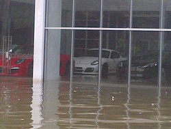 Duh! Banjir di Pluit Rendam Mobil Mewah Porsche & Maserati