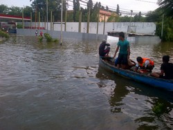Tarif Angkutan Perahu di Wilayah Banjir Pluit Rp 200-500 Ribu