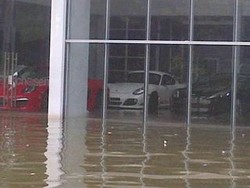 Porsche & Maserati Jadi Korban Banjir di Pluit