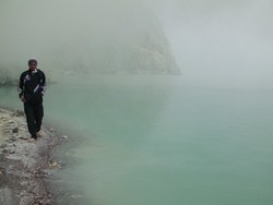 Kawah Ijen dan Keramahan Penambang Belerang yang Memikat