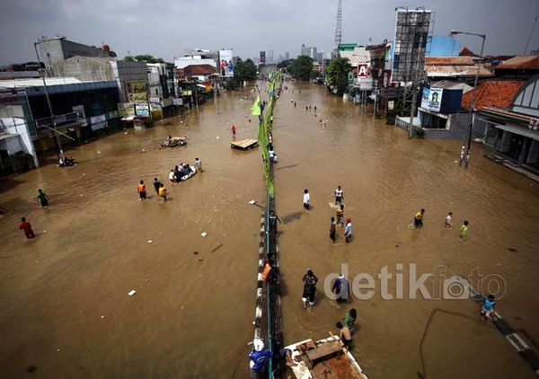 Jl KH Abdullah Syafei Masih Terendam