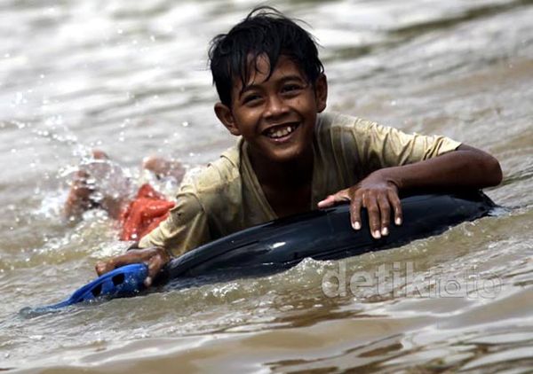Banjir Jadi Arena Bermain