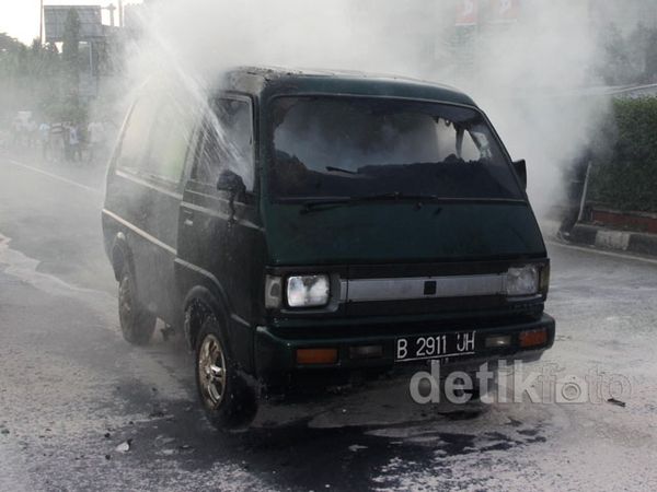 Mobil Suzuki Carry Terbakar di Bekasi