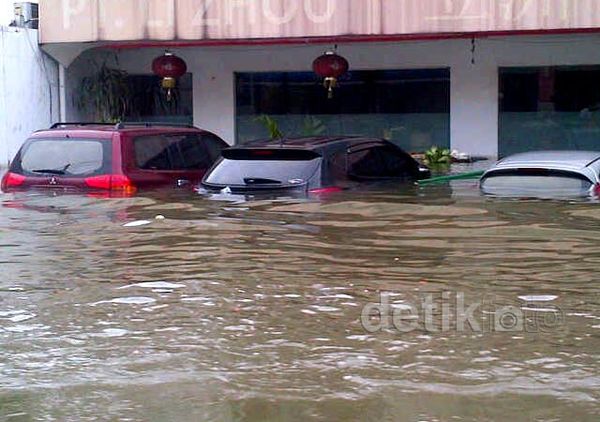 Banjir Pluit Rendam Puluhan Mobil