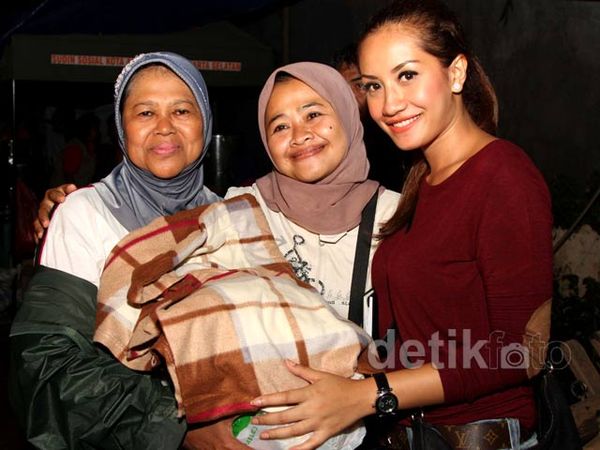 Shinta Bachir Berikan Bantuan Korban Banjir