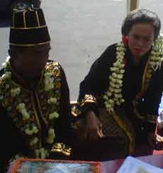 154 Pasutri Nikah Massal di Atas Truk Trailer, Wow..!