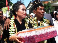 Ratusan Pasutri Nikah Massal di Atas Truk