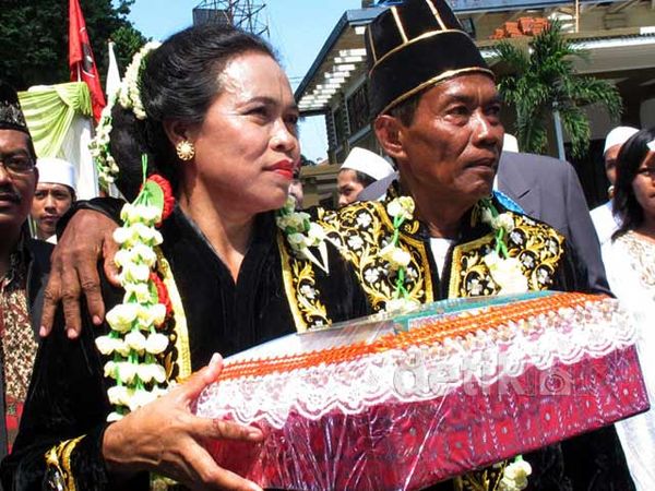 Ratusan Pasutri Nikah Massal di Atas Truk
