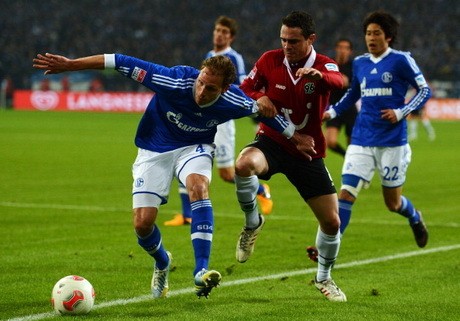 Sengit, Schalke Kalahkan Hannover 5-4