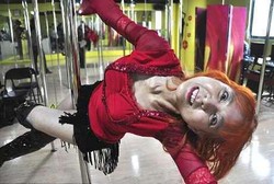 Pole Dancer Tertua di Dunia, Sudah Nenek-nenek Masih Lincah Menari di Tiang