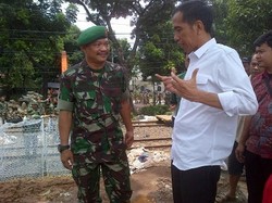 Antisipasi Tanggul Jebol di Kampung Pulo, Jokowi Siapkan Karung Pasir