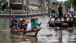 Duh, Di Tengah Banjir 7 Pria Nekat Mencuri 7 Eleven Penjaringan