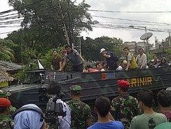 Mantap! 3 Kendaraan Perang Amfibi Membelah Banjir di Pluit