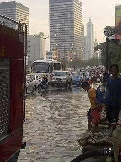 Imbas Banjir Basement Plaza UOB Dikuras, Lalin MH Thamrin Macet