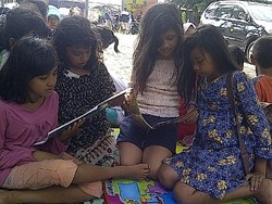 Anak-anak Ini Tetap Semangat Belajar di Tengah Banjir