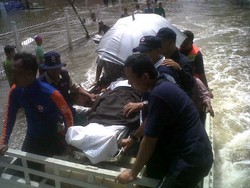 Akses Tertutup Banjir, Jenazah Pratiwi Diangkut Kendaraan Amfibi PMI