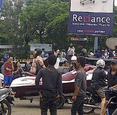  Wuzz! Jet Ski Berseliweran di Perumahan Korban Banjir Pluit