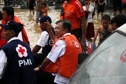 Pantau Banjir di Pluit, JK: Logistik akan Ditambah, Suplai Pakai Heli