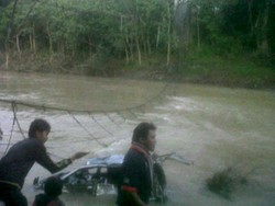 Mobil Xenia Tercebur Sungai di Bone Sulsel, 8 Orang Tenggelam