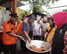 Tinjau Dapur Umum di Otista, SBY Cicipi Ikan Teri Pengungsi