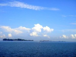 Tergoda Birunya Pantai Losari