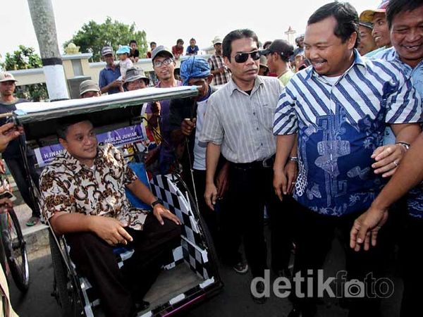 Dede Yusuf Beraksi dengan Becak
