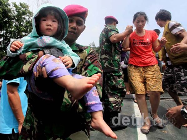 Marinir Turun Gunung Bantu Korban Banjir