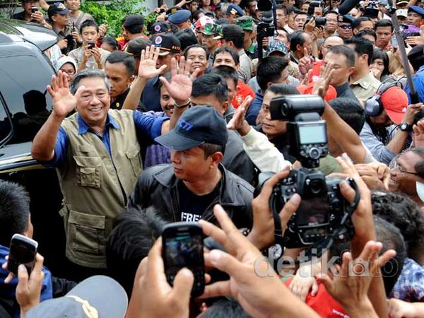 Kunjungi Korban Banjir, Presiden SBY Tersenyum