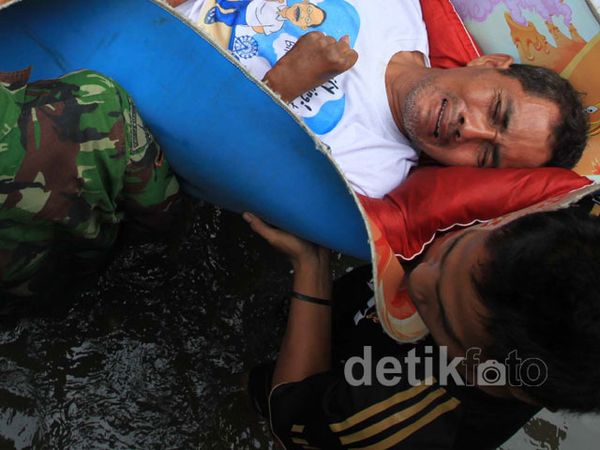 TNI Bantu Evakuasi Warga Penjaringan