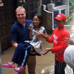 Indosat Ikut Ringankan Beban Korban Banjir