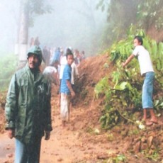 Longsor Macetkan Jalur Lumajang - Malang