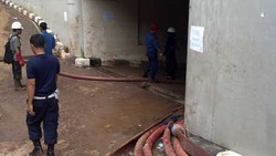 Masih Terendam Tsunami, Lantai Basement 3 Plaza UOB Disedot