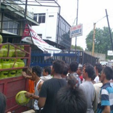 Pasca Banjir, Warga Tambora Antre Beli Gas 3 Kg