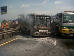 Sebuah Bus Ludes Terbakar di Tol Semarang