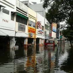 Banjir di Glodok Belum Surut, Pedagang Mulai Gatal-gatal