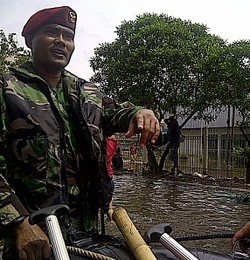 Kisah Anggota Kopassus yang Menolong Korban Banjir di Pluit