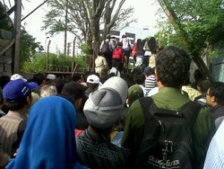 KRL Hanya Sampai Manggarai, Penumpang Berebut Angkot ke Sudirman & Kota