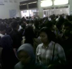 Sumpek! Penumpang KRL Membeludak di Stasiun Manggarai