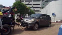Bangkai Mobil Korban Tsunami di Plaza UOB Dievakuasi