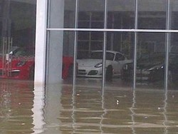 Kemewahan Pluit yang Masih Terendam Banjir