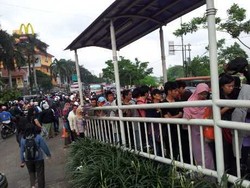 KRL Belum Normal, Penumpang di Terminal Manggarai Membeludak