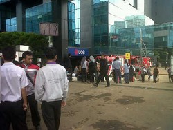 Tunggu Kepastian Libur atau Tidak, 500 Karyawan Ngumpul di Area Plaza UOB