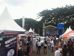 Komunitas Mobil Putih Belajar Konvoi