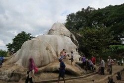 Aaah... Segarnya Berendam Air Panas di Ciseeng, Bogor